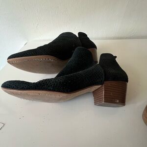 Sleek Black Chelsea Boots with Textured Upper